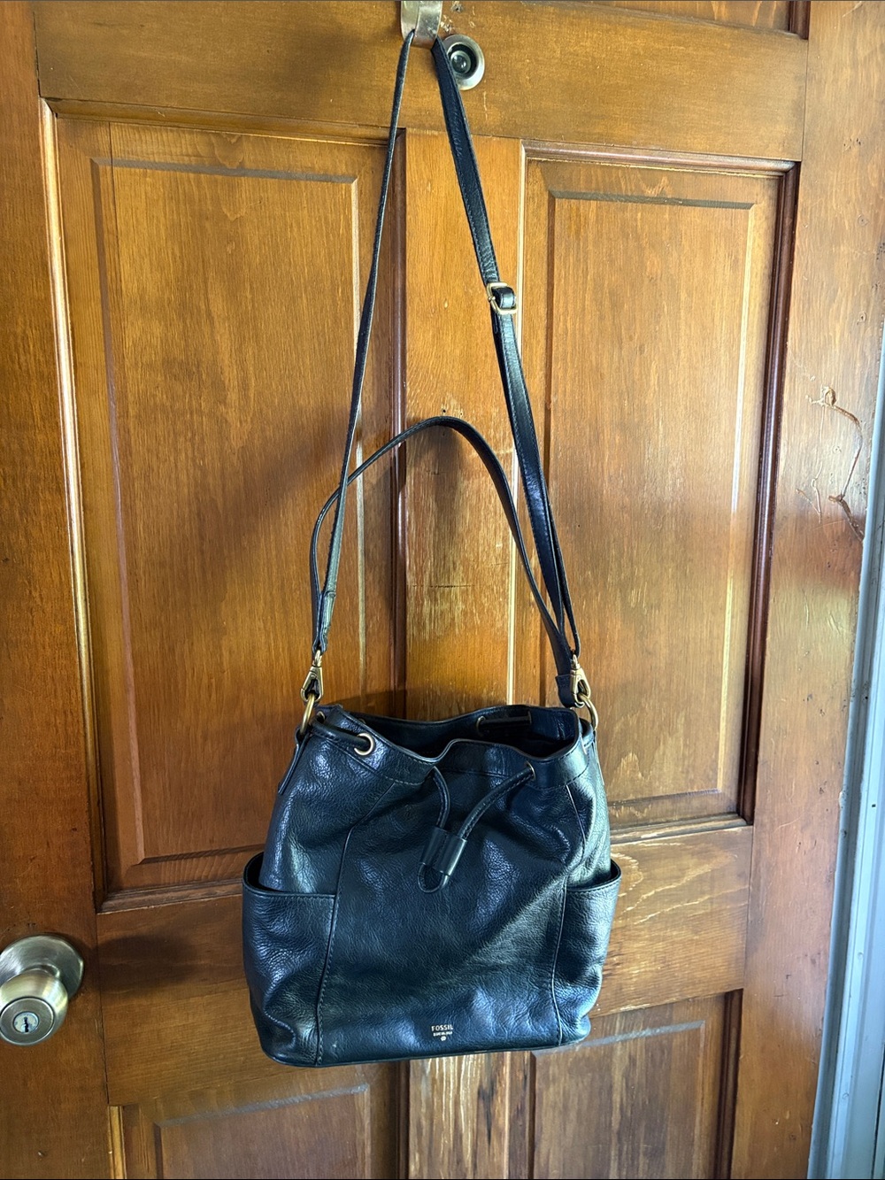 FOSSIL DRAWSTRING SHOULDER/CROSSBODY BUCKET BAG ~ Black Leather